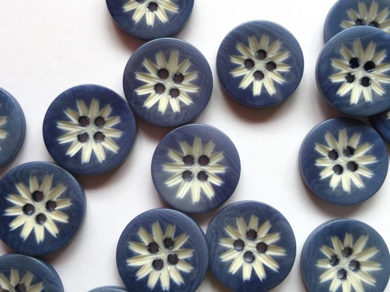 Corozo with Flower Button - 18mm