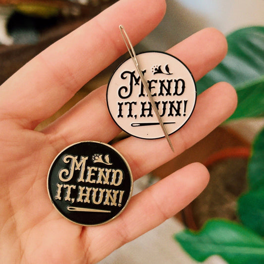 Mend It Hun Needle Minder, Black