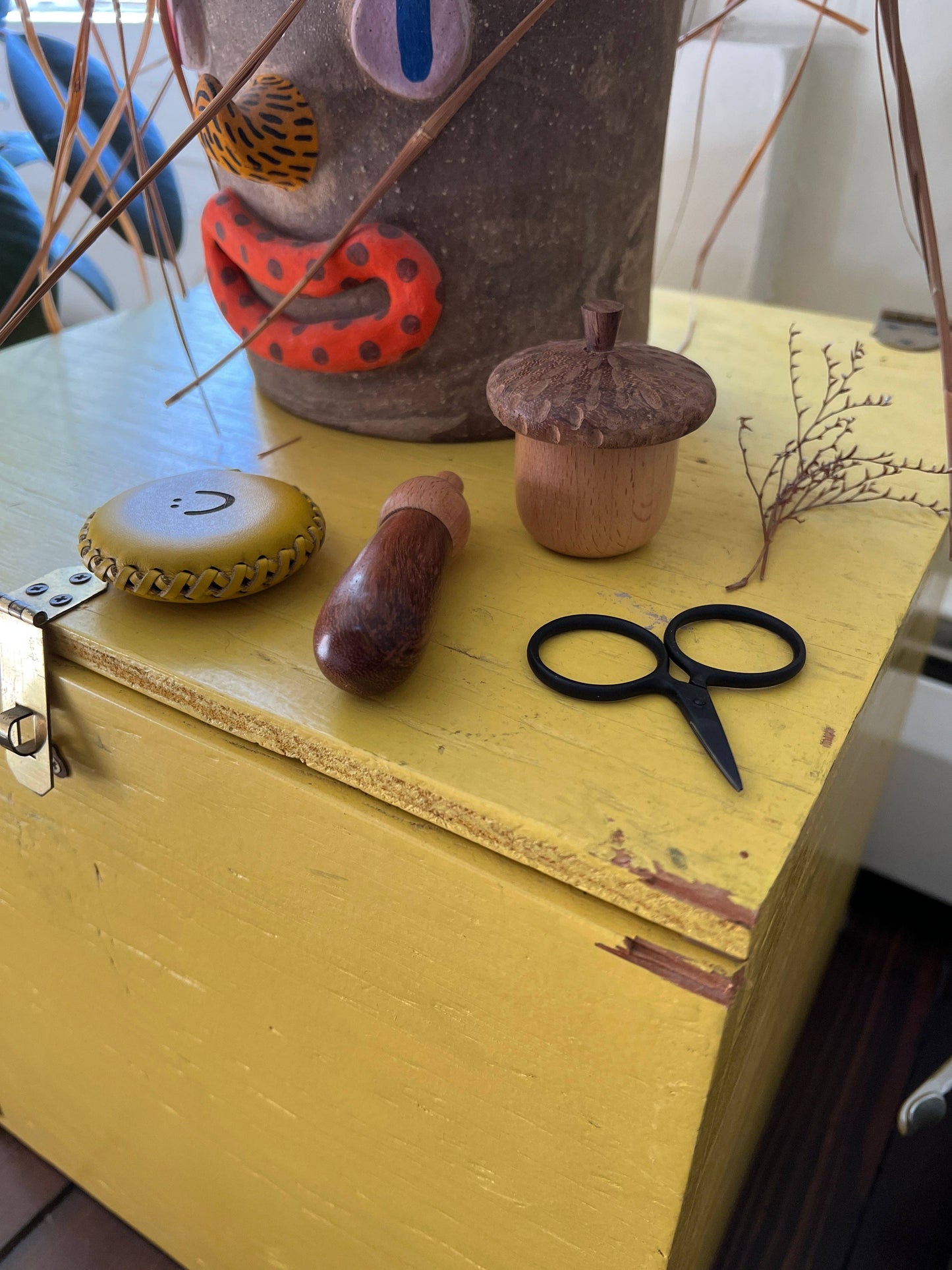 Stitch Marker Holding Acorn - DEGEN