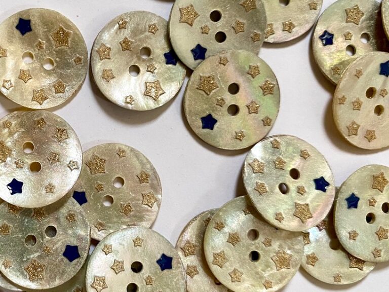 Shell Button w Stars - 18mm